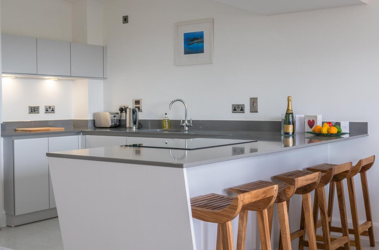 Apartment 3 Waterstone House - Sea Front Apartment, Hot Tub Tenby Eksteriør bilde