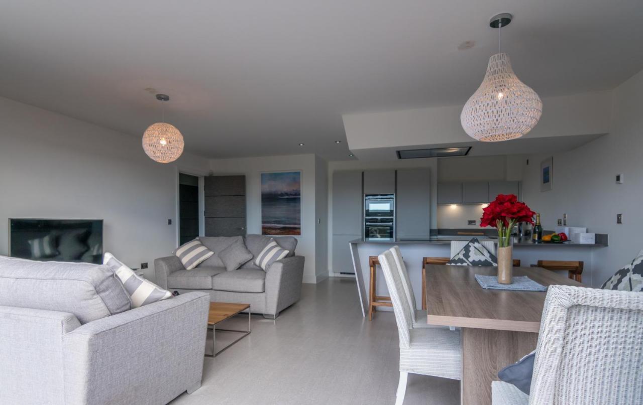 Apartment 3 Waterstone House - Sea Front Apartment, Hot Tub Tenby Eksteriør bilde