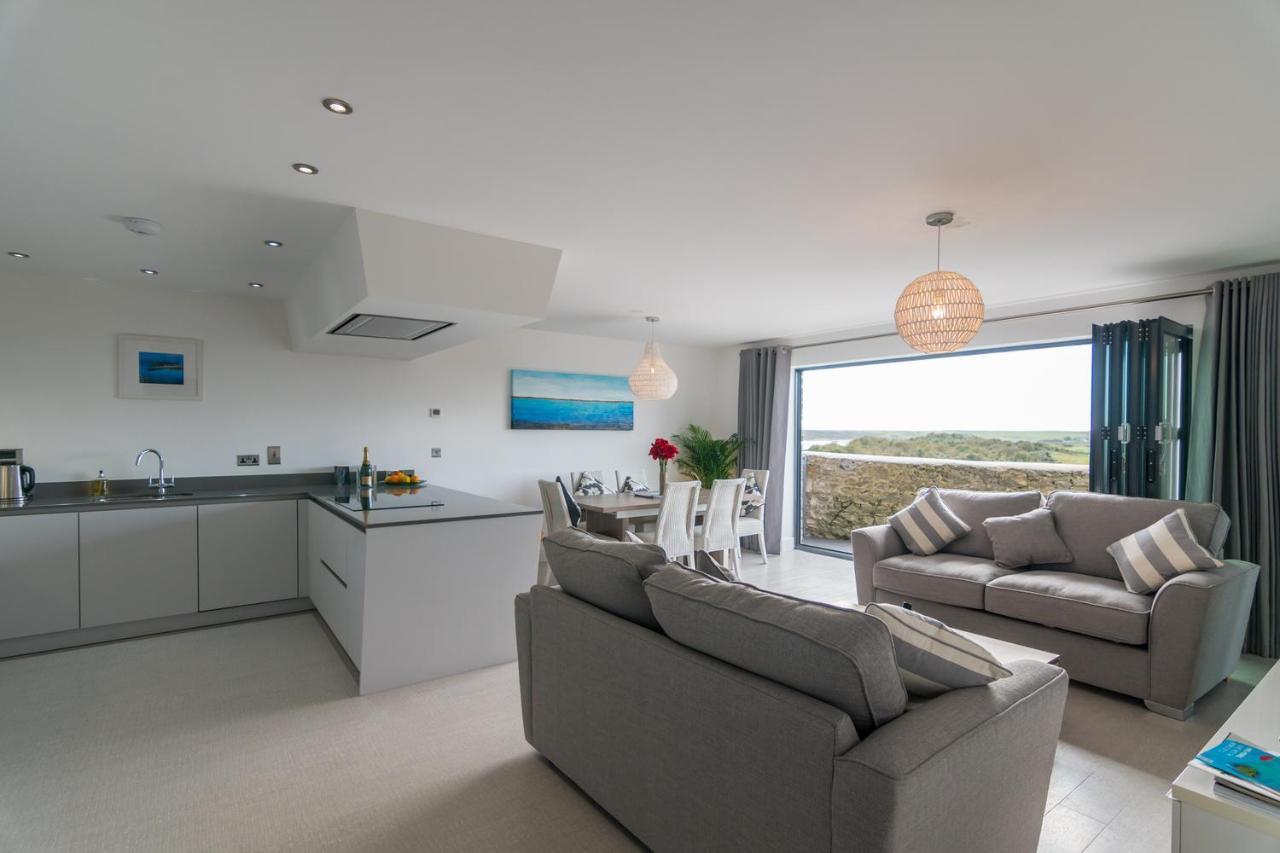 Apartment 3 Waterstone House - Sea Front Apartment, Hot Tub Tenby Eksteriør bilde