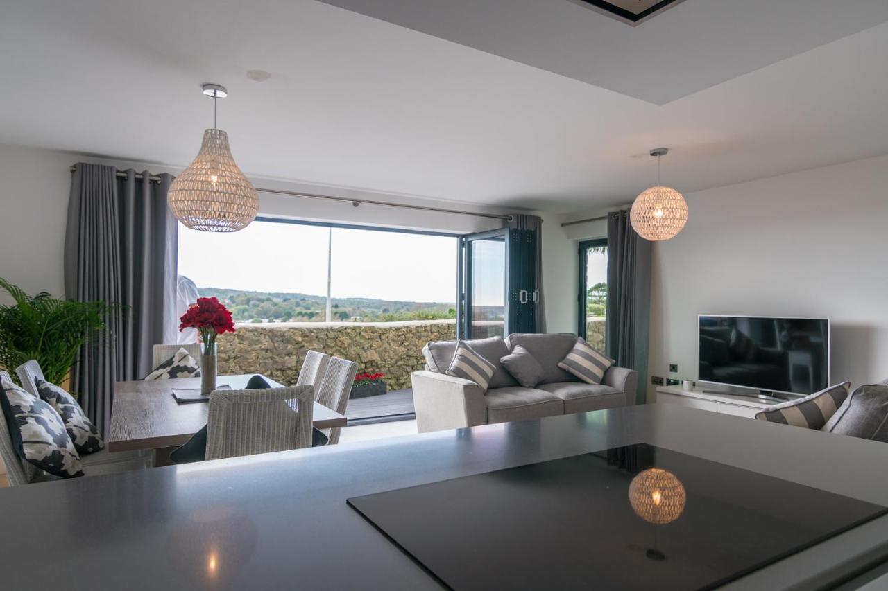 Apartment 3 Waterstone House - Sea Front Apartment, Hot Tub Tenby Eksteriør bilde