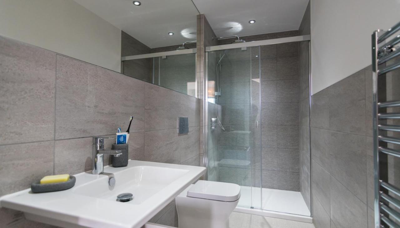 Apartment 3 Waterstone House - Sea Front Apartment, Hot Tub Tenby Eksteriør bilde